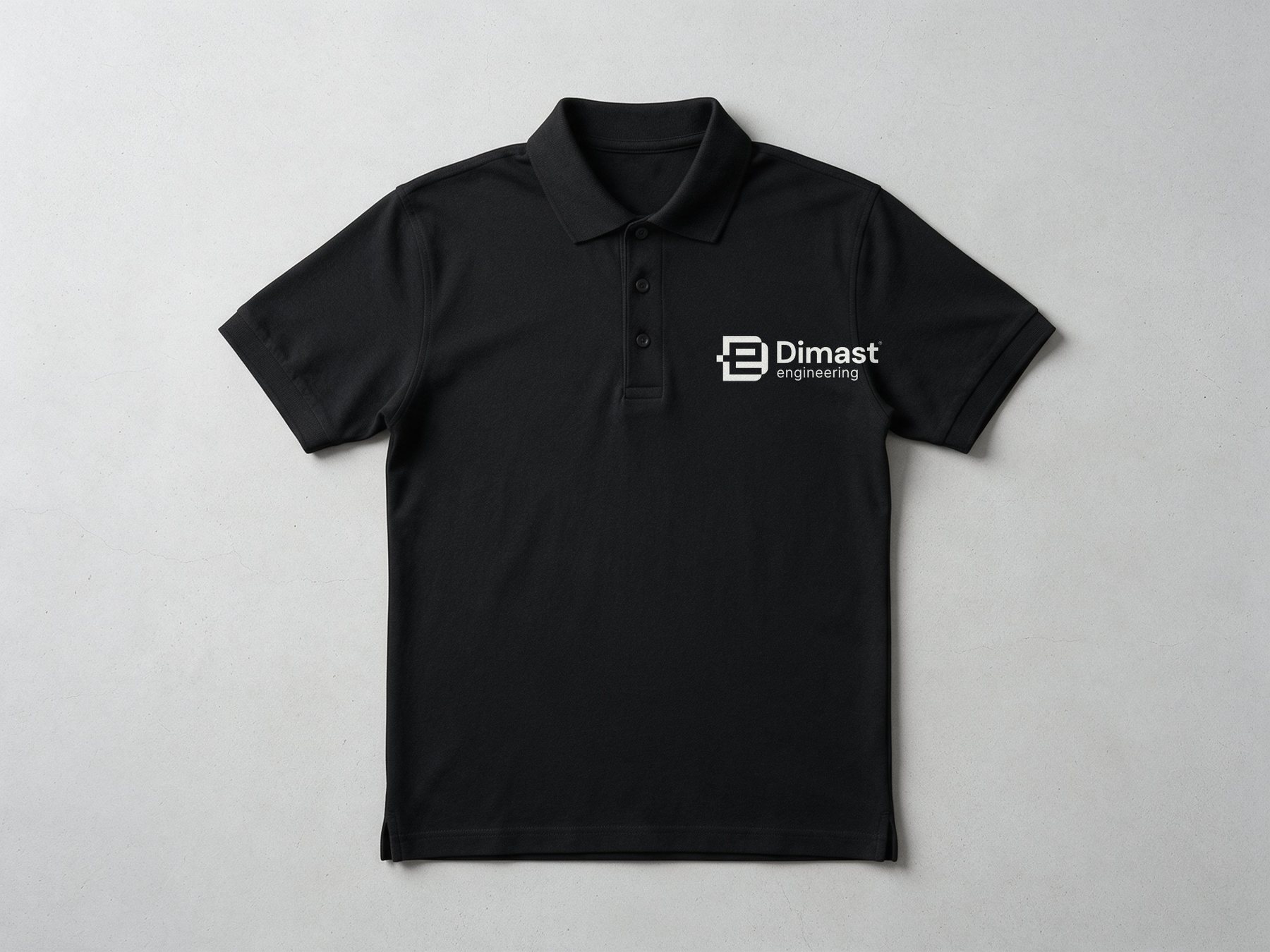 Mock-up di una polo da lavoro con il logo DIMAST ricamato